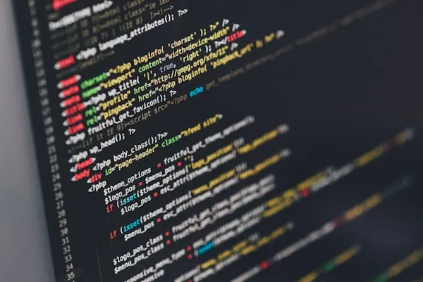 Programator la laptop, cod pe ecran, asigurare IT