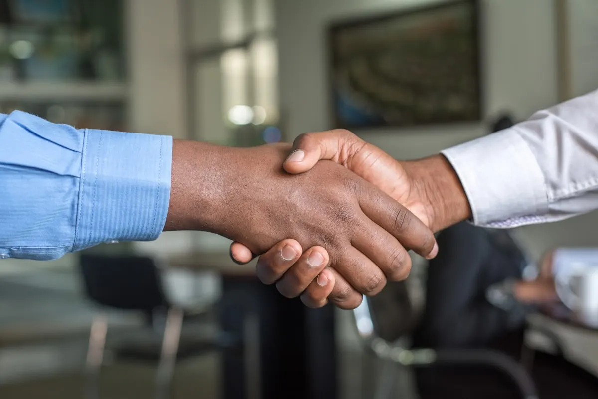 Consultant asigurări la birou discutând cu un client