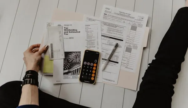 Calculator și documente de asigurare pe un birou