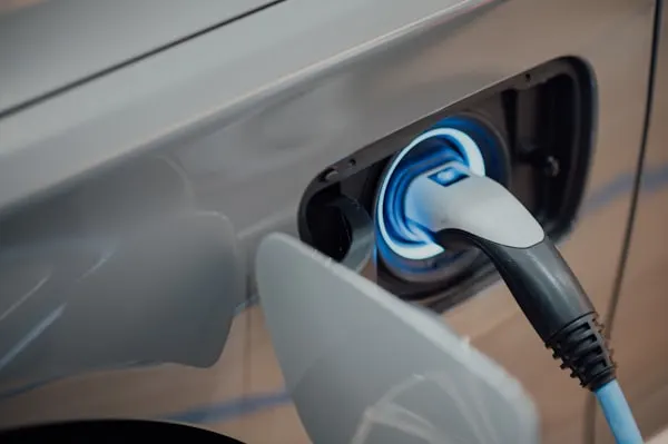 Mașină electrică la încărcare